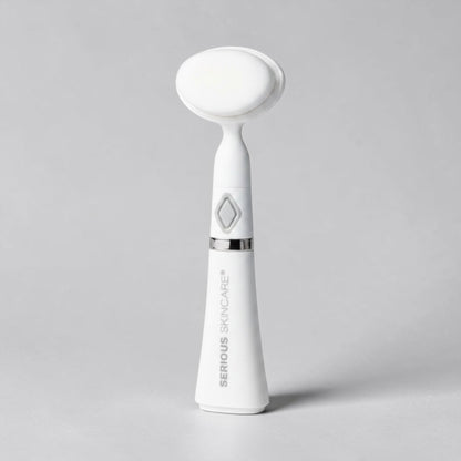 Ultra-soft ultrasonic facial cleansing tool with 80,000 micro-fine sonic bristles for deep cleansing, smoother skin and a refreshed complexion.